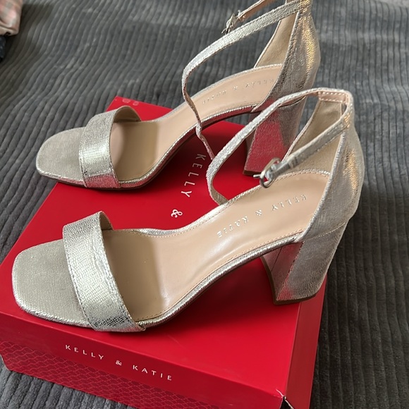 Metallic silver women’s 9M block heel - Picture 3 of 8